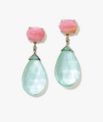 Ein Paar Ohrgehänge mit Aquamarinen und rosa Opalen