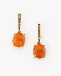 Ein Paar Ohrgehänge mit Mandaringranaten und braunen Brillanten