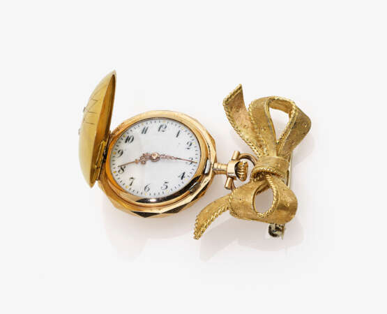 Schleifenförmige Brosche mit Uhr. Uhr: Schweiz. Brosche: Italien. Uhr: um 1905. Brosche: 2. Hälfte 20. Jahrhundert - Foto 1