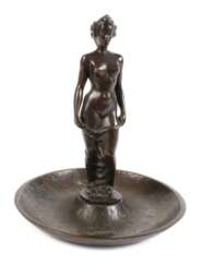 Weiblicher Akt auf Schale