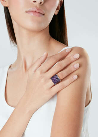 JAR GROUP OF COLOURED SAPPHIRE AND DIAMOND RINGS - Foto 3 JAR GROUP OF COLOURED SAPPHIRE AND DIAMOND RINGS - Foto 3