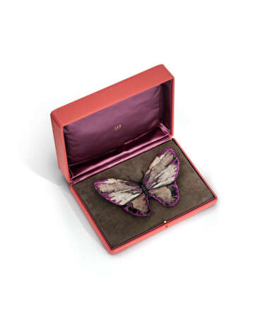 JAR PETRIFIED WOOD, COLOURED SAPPHIRE AND SPINEL `PAPILLON DE NUIT` BROOCH - Foto 2 JAR PETRIFIED WOOD, COLOURED SAPPHIRE AND SPINEL `PAPILLON DE NUIT` BROOCH - Foto 2