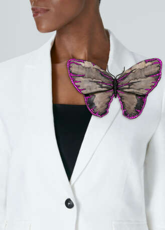 JAR PETRIFIED WOOD, COLOURED SAPPHIRE AND SPINEL `PAPILLON DE NUIT` BROOCH - Foto 3 JAR PETRIFIED WOOD, COLOURED SAPPHIRE AND SPINEL `PAPILLON DE NUIT` BROOCH - Foto 3