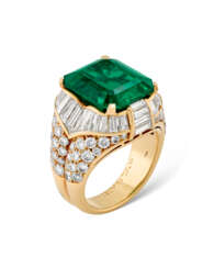 BULGARI EMERALD AND DIAMOND &#39;TROMBINO&#39; RING