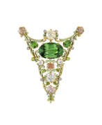 Полудрагоценные камни. TIFFANY &amp; CO., PAULDING FARNHAM ART NOUVEAU DEMANTOID GARNET, COLOURED DIAMOND, DIAMOND AND ENAMEL BROOCH