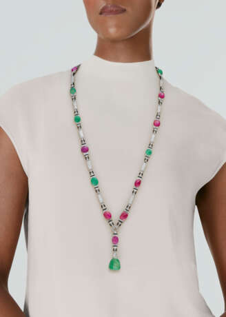 CHAUMET ART DECO RUBY, EMERALD, DIAMOND AND ENAMEL SAUTOIR - photo 3 CHAUMET ART DECO RUBY, EMERALD, DIAMOND AND ENAMEL SAUTOIR - photo 3