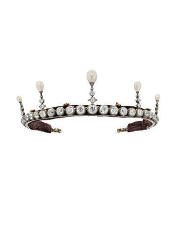 GARRARD & CO. LATE 19TH CENTURY DIAMOND RIVIÈRE NECKLACE/NATURAL PEARL AND DIAMOND TIARA - photo 2 GARRARD & CO. LATE 19TH CENTURY DIAMOND RIVIÈRE NECKLACE/NATURAL PEARL AND DIAMOND TIARA - photo 2