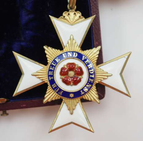 Lippe-Detmold: Fürstlich Lippischer Hausorden, 2. Modell (1890-1924), Ehrenkreuz, 2. Klasse im Etui. - photo 5 Lippe-Detmold: Fürstlich Lippischer Hausorden, 2. Modell (1890-1924), Ehrenkreuz, 2. Klasse im Etui. - photo 5