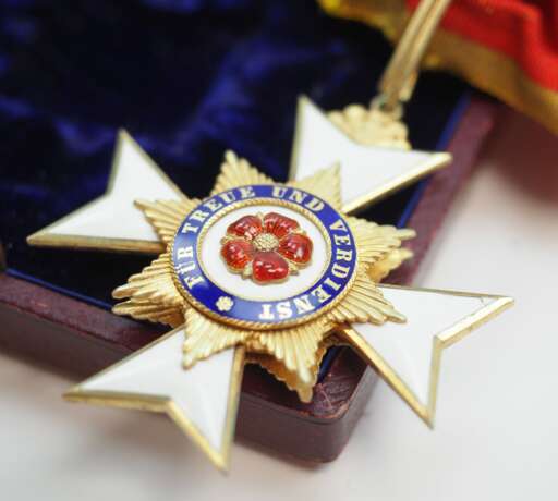 Lippe-Detmold: Fürstlich Lippischer Hausorden, 2. Modell (1890-1924), Ehrenkreuz, 2. Klasse im Etui. - photo 6 Lippe-Detmold: Fürstlich Lippischer Hausorden, 2. Modell (1890-1924), Ehrenkreuz, 2. Klasse im Etui. - photo 6