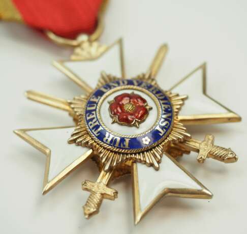 Lippe-Detmold: Fürstlich Lippischer Hausorden, 2. Modell (1890-1924), Ehrenkreuz 3. Klasse mit Schwertern. - photo 2 Lippe-Detmold: Fürstlich Lippischer Hausorden, 2. Modell (1890-1924), Ehrenkreuz 3. Klasse mit Schwertern. - photo 2