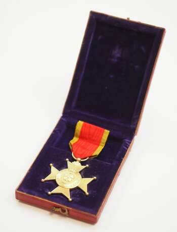 Lippe-Detmold: Fürstlich Lippischer Hausorden, Goldenes Verdienstkreuz, im Etui. - photo 2 Lippe-Detmold: Fürstlich Lippischer Hausorden, Goldenes Verdienstkreuz, im Etui. - photo 2