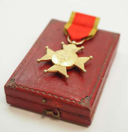 Lippe-Detmold: Fürstlich Lippischer Hausorden, Goldenes Verdienstkreuz, im Etui. - photo 4 Lippe-Detmold: Fürstlich Lippischer Hausorden, Goldenes Verdienstkreuz, im Etui. - photo 4