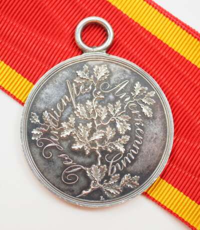 Lippe-Detmold: Silberne Verdienstmedaille am Bande, 1. Ausführung (1816-1902). - Foto 1 Lippe-Detmold: Silberne Verdienstmedaille am Bande, 1. Ausführung (1816-1902). - Foto 1