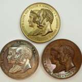 Lippe-Detmold: Huldigungsmedaille auf das Lippische Fürstenpaar anlässlich des 25. Regierungsjubiläums und der silbernen Hochzeit 1845, in Gold, Silber und Bronze. - Foto 1