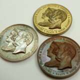 Lippe-Detmold: Huldigungsmedaille auf das Lippische Fürstenpaar anlässlich des 25. Regierungsjubiläums und der silbernen Hochzeit 1845, in Gold, Silber und Bronze. - Foto 2