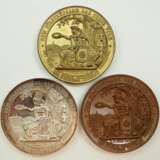 Lippe-Detmold: Huldigungsmedaille auf das Lippische Fürstenpaar anlässlich des 25. Regierungsjubiläums und der silbernen Hochzeit 1845, in Gold, Silber und Bronze. - Foto 3