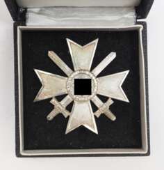 Kriegsverdienstkreuz, 1. Klasse mit Schwertern, im Etui - 1.