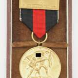 Medaille zur Erinnerung an den 1. Oktober 1938, mit Spange "Prager Burg", im Etui. - photo 1