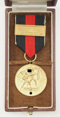 Medaille zur Erinnerung an den 1. Oktober 1938, mit Spange "Prager Burg", im Etui. - photo 1 Medaille zur Erinnerung an den 1. Oktober 1938, mit Spange "Prager Burg", im Etui. - photo 1