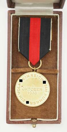 Medaille zur Erinnerung an den 1. Oktober 1938, mit Spange "Prager Burg", im Etui. - photo 2 Medaille zur Erinnerung an den 1. Oktober 1938, mit Spange "Prager Burg", im Etui. - photo 2
