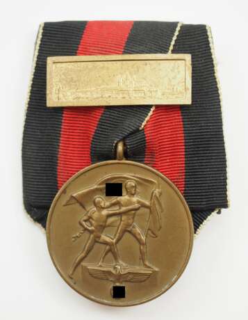 Medaille zur Erinnerung an den 1. Oktober 1939, mit Spange "Prager Burg". - photo 1