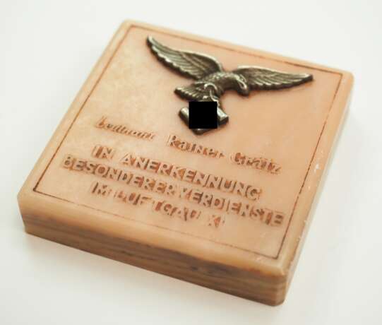 Plakette in Anerkennung besonderer Verdienste im Luftgau XI. - Foto 2 Plakette in Anerkennung besonderer Verdienste im Luftgau XI. - Foto 2