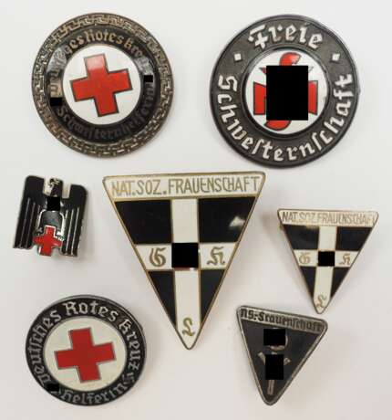 Rot-Kreuz und Frauenschafts-Abzeichen. - photo 1