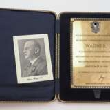 Reichsbund Deutsche Jägerschaft (D.J.): Plakette des Reichsjägermeisters Göring an den Gauleiter von München = Oberbayern Adolf Wagner, im Etui. - photo 1