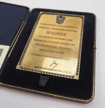 Reichsbund Deutsche Jägerschaft (D.J.): Plakette des Reichsjägermeisters Göring an den Gauleiter von München = Oberbayern Adolf Wagner, im Etui. - photo 2