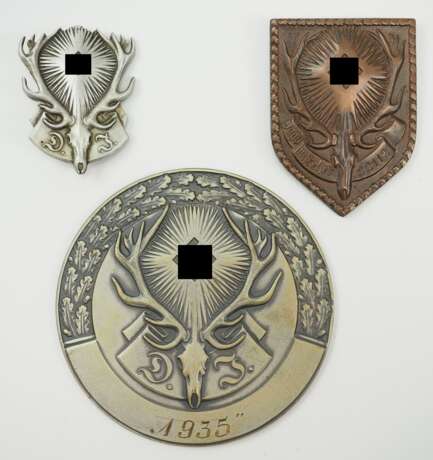 Reichsbund Deutsche Jägerschaft: Lot Abzeichen. - photo 1 Reichsbund Deutsche Jägerschaft: Lot Abzeichen. - photo 1
