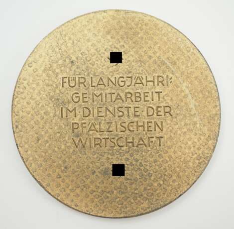 Plakette für langjährige Mitarbeit im Dienste der Pfälzischen Wirtschaft. - Foto 2 Plakette für langjährige Mitarbeit im Dienste der Pfälzischen Wirtschaft. - Foto 2
