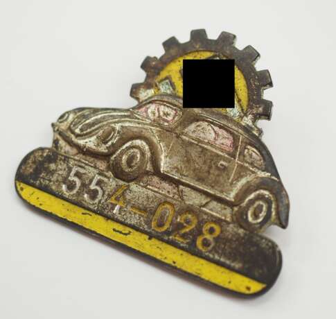 Abzeichen auf die Grundsteinlegung des Volkswagenwerks in Fallersleben am 26. Mai 1938. - Foto 2 Abzeichen auf die Grundsteinlegung des Volkswagenwerks in Fallersleben am 26. Mai 1938. - Foto 2