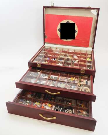 Winterhilfswerk (WHW): Umfangreiche Sammlung in dekorativem Kasten. - photo 1 Winterhilfswerk (WHW): Umfangreiche Sammlung in dekorativem Kasten. - photo 1