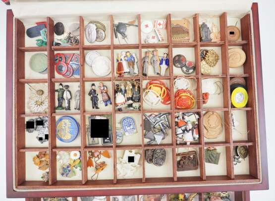 Winterhilfswerk (WHW): Umfangreiche Sammlung in dekorativem Kasten. - photo 2 Winterhilfswerk (WHW): Umfangreiche Sammlung in dekorativem Kasten. - photo 2