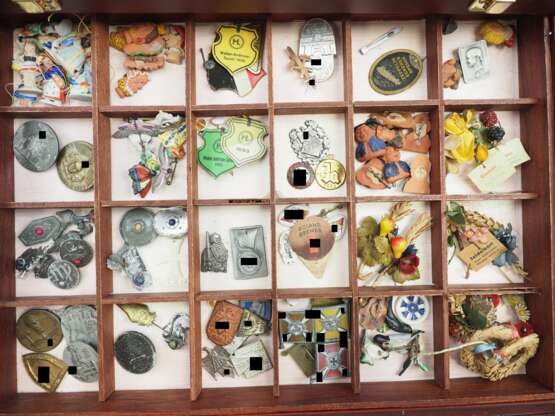 Winterhilfswerk (WHW): Umfangreiche Sammlung in dekorativem Kasten. - photo 3 Winterhilfswerk (WHW): Umfangreiche Sammlung in dekorativem Kasten. - photo 3