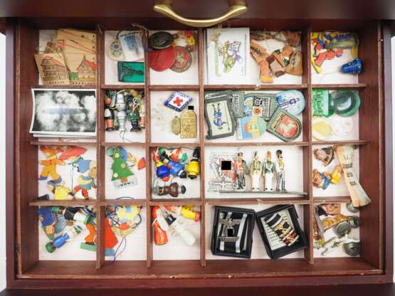 Winterhilfswerk (WHW): Umfangreiche Sammlung in dekorativem Kasten. - photo 4 Winterhilfswerk (WHW): Umfangreiche Sammlung in dekorativem Kasten. - photo 4