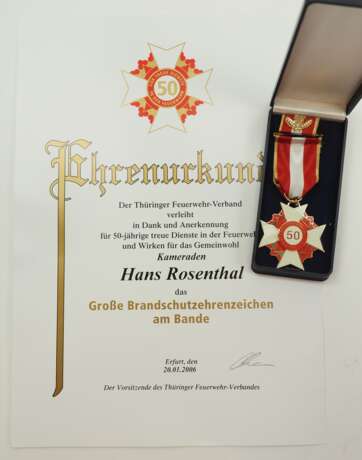 Thüringen: Großes Brandschutz Ehrenzeichen, am Bande, mit Urkunde. - фото 1 Thüringen: Großes Brandschutz Ehrenzeichen, am Bande, mit Urkunde. - фото 1