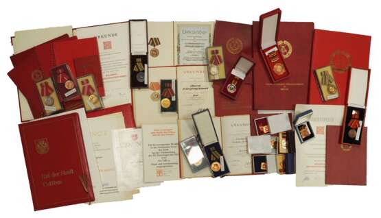 DDR: Umfangreiche Sammlung von kleinen Nachlässen sowie Einzelurkunden samt Auszeichnungen. - photo 1 DDR: Umfangreiche Sammlung von kleinen Nachlässen sowie Einzelurkunden samt Auszeichnungen. - photo 1