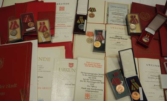 DDR: Umfangreiche Sammlung von kleinen Nachlässen sowie Einzelurkunden samt Auszeichnungen. - photo 2 DDR: Umfangreiche Sammlung von kleinen Nachlässen sowie Einzelurkunden samt Auszeichnungen. - photo 2