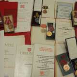 DDR: Umfangreiche Sammlung von kleinen Nachlässen sowie Einzelurkunden samt Auszeichnungen. - photo 2