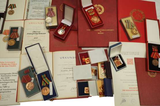 DDR: Umfangreiche Sammlung von kleinen Nachlässen sowie Einzelurkunden samt Auszeichnungen. - photo 3 DDR: Umfangreiche Sammlung von kleinen Nachlässen sowie Einzelurkunden samt Auszeichnungen. - photo 3