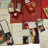 DDR: Umfangreiche Sammlung von kleinen Nachlässen sowie Einzelurkunden samt Auszeichnungen. - photo 3