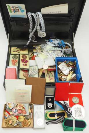 DDR: Sammlung Auszeichnungen und Effekten. - photo 1 DDR: Sammlung Auszeichnungen und Effekten. - photo 1