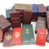 Frankreich: Sammlung von über 30 Verleihungsetuis. - фото 1