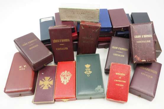 Frankreich: Sammlung von über 30 Verleihungsetuis. - фото 1