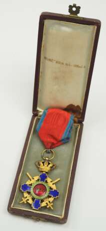 Rumänien: Orden des Stern von Rumänien, 2. Modell (1932-1947), Offizierskreuz mit Schwertern, im Etui. - photo 4