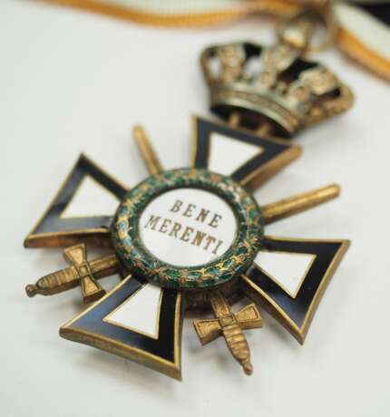 Rumänien: Bene Merenti Orden des Königlichen Hauses, 1. Klasse, Militärische Abteilung, am Kriegsbande. - photo 2 Rumänien: Bene Merenti Orden des Königlichen Hauses, 1. Klasse, Militärische Abteilung, am Kriegsbande. - photo 2