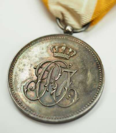 Spanien: Orden Isabella der Katholischen, 3. Modell (1875-1931), Silberne Medaille. - photo 3