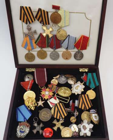 Russland / UdSSR: Lot Auszeichnungen. - photo 1