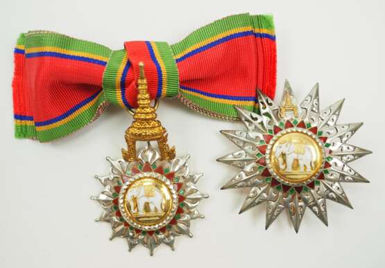 Thailand: Der sehr hohe Orden des Weißen Elefanten 5. Modell (seit 1941), 2. Klasse Satz - für Damen. - фото 1 Thailand: Der sehr hohe Orden des Weißen Elefanten 5. Modell (seit 1941), 2. Klasse Satz - für Damen. - фото 1